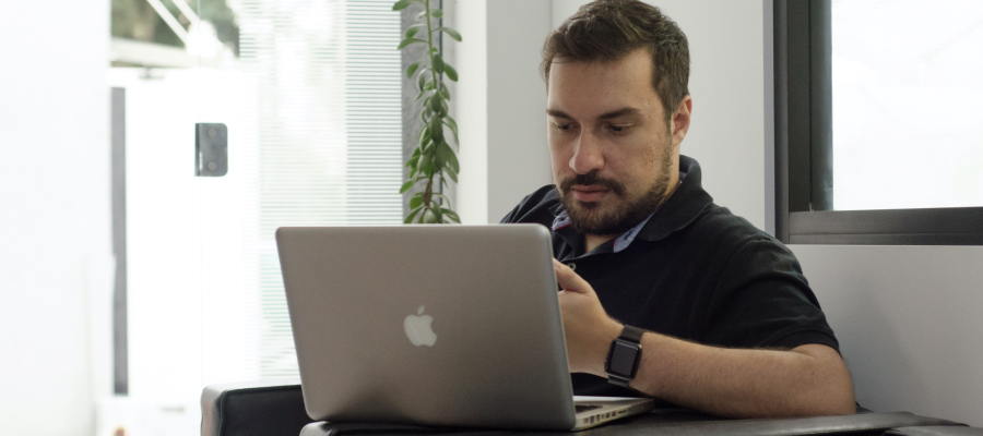 Foto de Carlos Souza usando um computador